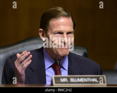 Washington, District of Columbia, USA. 5 Mär, 2019. United States Senator Richard Blumenthal (Demokrat von Connecticut) Während der Senat der Vereinigten Staaten Ausschuss auf die Justiz Unterausschuss für Kartellrecht, Wettbewerbspolitik, und die Rechte der Verbraucher Anhörung zum ''Does Amerika haben ein Monopol Problem?: Prüfung der Konzentration und Wettbewerb in der US-Wirtschaft'' auf dem Capitol Hill in Washington, DC am Dienstag, 5. März 2018 Credit: Ron Sachs/CNP/ZUMA Draht/Alamy leben Nachrichten Stockfoto