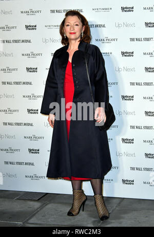 London, Großbritannien. 05 Mär, 2019. Lesley Manville bei der jährlichen Gala das Nationaltheater, die Kapital für inspirierende Arbeit des Nationalen Theaters in und mit Gemeinden im gesamten Vereinigten Königreich Credit: Nils Jorgensen/Alamy leben Nachrichten Stockfoto