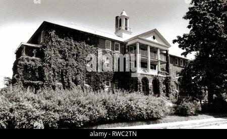 Davenport, Iowa, USA. 12 Dez, 2013. Französisch - Hall - wird in der nächsten Woche abgerissen werden Weg für eine neue Rampe bei Bridge Avenue und High Street zu machen. Donnerstag, 29. Juni 1989. Credit: Viererkabel-Stadt setzt Zeit Archiv/Viererkabel - Zeiten/ZUMA Draht/Alamy leben Nachrichten Stockfoto