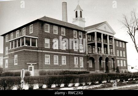 Davenport, Iowa, USA. 12 Dez, 2013. Mütterliche Gesundheit Zentrum, High Street, Davenport, früher der Französische Saal von St. Luke's Hospital. Credit: Viererkabel-Stadt setzt Zeit Archiv/Viererkabel - Zeiten/ZUMA Draht/Alamy leben Nachrichten Stockfoto