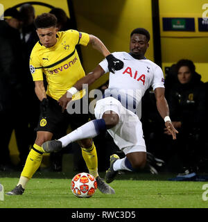 Dortmund, Deutschland. 5 Mär, 2019. Jadon Sancho (L) von Dortmund Mias mit Serge Aurier der Tottenham Hotspurs während der UEFA Champions League Runde 16 zweite Bein Fußball Spiel zwischen Borussia Dortmund und Tottenham Hotspur FC in Dortmund, Deutschland, 5. März 2019. Quelle: Joachim Bywaletz/Xinhua/Alamy leben Nachrichten Stockfoto