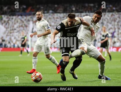 Madrid, Spanien. 5 Mär, 2019. Von Real Madrid Casemiro (R) Mias mit Ajax Dusan Tadic (C) während der UEFA Champions League Runde 16 zweite Bein Fußball Spiel zwischen Real Madrid und Ajax in Madrid, Spanien, am 5. März 2019. Credit: Edward F. Peters/Xinhua/Alamy leben Nachrichten Stockfoto