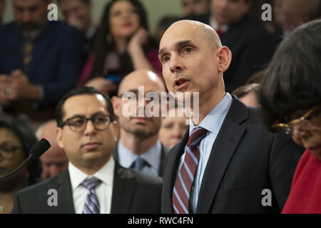 Austin, Texas, USA. 5 Mär, 2019. Zustand Rep Greg Bonnen, R-Friendswood, Details einer Schule Finanzen Ausgaben während einer Pressekonferenz auf der Texas Capitol. Bonnen ist mit der Koordinierung der $ 9 Milliarde Plan mit anderen staatlichen Vertretern Credit: Bob Daemmrich/ZUMA Draht/Alamy Leben Nachrichten beauftragt Stockfoto