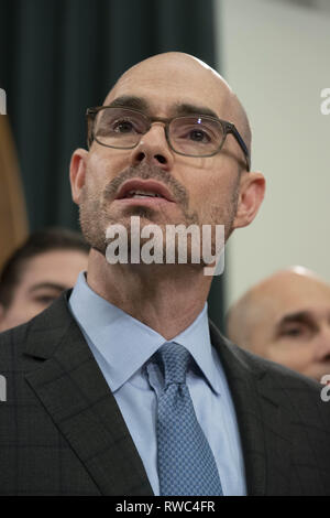 Austin, Texas, USA. 5 Mär, 2019. Texas Sprecher des Repräsentantenhauses Dennis Bonnen, R - Angleton, Details einer Schule Finanzen Ausgaben während einer Pressekonferenz auf der Texas Capitol. Bonnen ist eine erste Lautsprecher. Credit: Bob Daemmrich/ZUMA Draht/Alamy leben Nachrichten Stockfoto