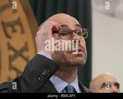 Austin, Texas, USA. 5 Mär, 2019. Texas Sprecher des Repräsentantenhauses Dennis Bonnen, R - Angleton, Details einer Schule Finanzen Ausgaben während einer Pressekonferenz auf der Texas Capitol. Bonnen ist eine erste Lautsprecher. Credit: Bob Daemmrich/ZUMA Draht/Alamy leben Nachrichten Stockfoto