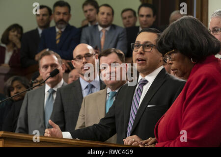 Austin, Texas, USA. 5 Mär, 2019. Zustand Rep. Diego Bernal, D - San Antonio, stellvertretende Vorsitzende des Ausschusses für Öffentliche Bildung, spricht mit dem drücken Sie auf HB 3 die School of Finance Bill, während Dutzende von Haus Mitglieder umgeben. Huberty sagt auf den meisten Haus unterzeichnet hat. Credit: Bob Daemmrich/ZUMA Draht/Alamy leben Nachrichten Stockfoto