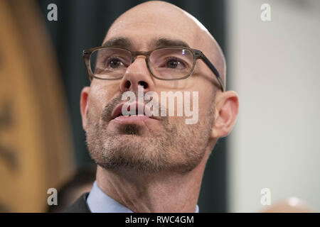 Austin, Texas, USA. 5 Mär, 2019. Texas Sprecher des Repräsentantenhauses Dennis Bonnen, R - Angleton, Details einer Schule Finanzen Ausgaben während einer Pressekonferenz auf der Texas Capitol. Bonnen ist eine erste Lautsprecher. Credit: Bob Daemmrich/ZUMA Draht/Alamy leben Nachrichten Stockfoto