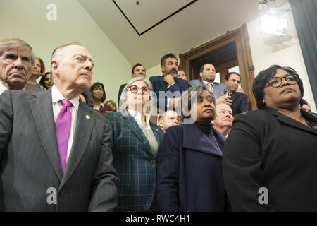 Austin, Texas, USA. 5 Mär, 2019. Haus Mitglieder hören als staatliche Rep. Dan Huberty, R - Houston, Vorsitzender des Ausschusses für Öffentliche Bildung, spricht mit dem drücken Sie auf HB 3 die School of Finance Bill, während Dutzende von Haus Mitglieder umgeben. Huberty sagt auf den meisten Haus unterzeichnet hat. Credit: Bob Daemmrich/ZUMA Draht/Alamy leben Nachrichten Stockfoto