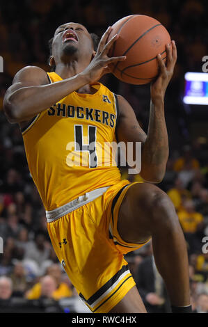 Wichita, Kansas, USA. 05 Mär, 2019. Wichita Zustand Shockers guard Samajae Haynes-Jones (4) Laufwerke an den Korb während der NCAA Basketball Spiel zwischen der ECU-Piraten und die Wichita State Shockers an Charles Koch Arena in Wichita, Kansas. Kendall Shaw/CSM/Alamy leben Nachrichten Stockfoto