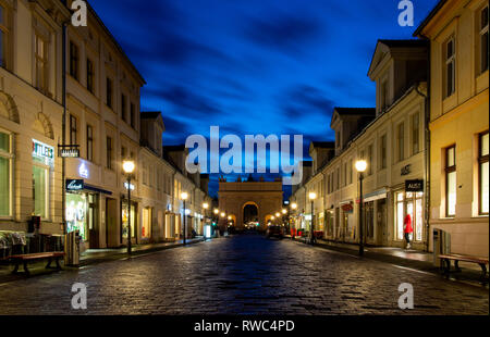 Potsdam, Deutschland. 05 Mär, 2019. Wolken ziehen über den Himmel am Brandenburger Tor (Foto mit langjähriger Exposition). Credit: Monika Skolimowska/dpa-Zentralbild/dpa/Alamy leben Nachrichten Stockfoto