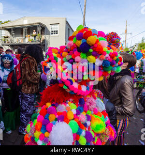 New Orleans, LA, USA vom 5. März 2019 Fat Tuesday oder Mardi Gras im Französischen Viertel mit spektakulären und kreative Kostüme während der Fat Tuesday feier Credit: Tom Pumphret/Alamy leben Nachrichten Stockfoto