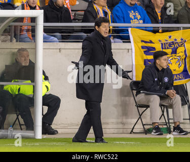 Houston, Texas, USA. 05 Mär, 2019. Februar 26, 2019: Houston Dynamo Haupttrainer Wilmer Cabrera während der CONCACAF Champions League Viertelfinale Spiel 18 Bein 1 zwischen den UANL Tigres und Houston Dynamo bei BBVA Compass Stadion in Houston, Texas die Kerbe an der Hälfte 0-0 © Maria Lysaker/CSM. Credit: Cal Sport Media/Alamy leben Nachrichten Stockfoto