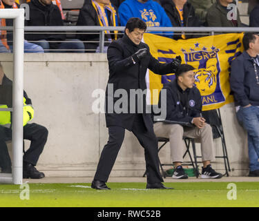 Houston, Texas, USA. 05 Mär, 2019. Februar 26, 2019: Houston Dynamo Haupttrainer Wilmer Cabrera während der CONCACAF Champions League Viertelfinale Spiel 18 Bein 1 zwischen den UANL Tigres und Houston Dynamo bei BBVA Compass Stadion in Houston, Texas die Kerbe an der Hälfte 0-0 © Maria Lysaker/CSM. Credit: Cal Sport Media/Alamy leben Nachrichten Stockfoto