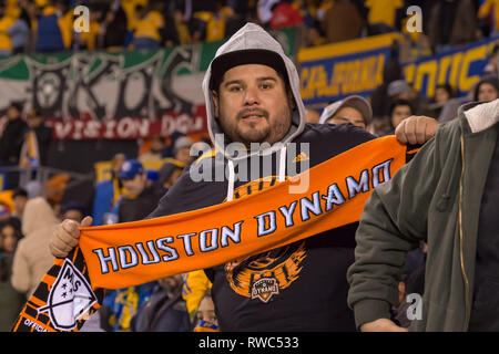 Houston, Texas, USA. 05 Mär, 2019. Februar 26, 2019: ein Houston Dynamo Fan während der CONCACAF Champions League Viertelfinale Spiel 18 Bein 1 zwischen den UANL Tigres und Houston Dynamo bei BBVA Compass Stadion in Houston, Texas die Kerbe an der Hälfte 0-0 © Maria Lysaker/CSM. Credit: Cal Sport Media/Alamy leben Nachrichten Stockfoto