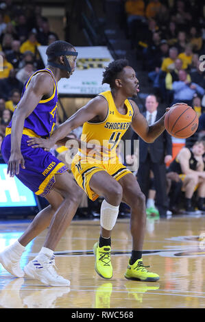 Wichita, Kansas, USA. 05 Mär, 2019. Wichita Zustand Shockers guard Samajae Haynes-Jones (4) übernimmt den Ball während der NCAA Basketball Spiel zwischen der ECU-Piraten und die Wichita State Shockers an Charles Koch Arena in Wichita, Kansas. Kendall Shaw/CSM/Alamy leben Nachrichten Stockfoto