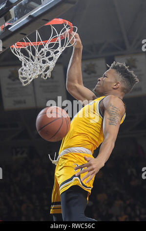 Wichita, Kansas, USA. 05 Mär, 2019. Wichita Zustand Shockers guard Dexter Dennis (0) Beendet ein Dunk während der NCAA Basketball Spiel zwischen der ECU-Piraten und die Wichita State Shockers an Charles Koch Arena in Wichita, Kansas. Kendall Shaw/CSM/Alamy leben Nachrichten Stockfoto