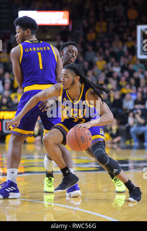 Wichita, Kansas, USA. 05 Mär, 2019. East Carolina Pirates guard Shawn Williams (55) Laufwerke an den Korb während der NCAA Basketball Spiel zwischen der ECU-Piraten und die Wichita State Shockers an Charles Koch Arena in Wichita, Kansas. Kendall Shaw/CSM/Alamy leben Nachrichten Stockfoto