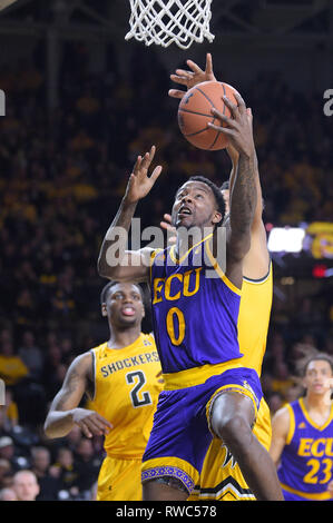 Wichita, Kansas, USA. 05 Mär, 2019. East Carolina Pirates guard Isaac Fleming (0) Laufwerke an den Korb während der NCAA Basketball Spiel zwischen der ECU-Piraten und die Wichita State Shockers an Charles Koch Arena in Wichita, Kansas. Kendall Shaw/CSM/Alamy leben Nachrichten Stockfoto