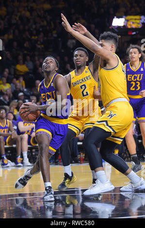 Wichita, Kansas, USA. 05 Mär, 2019. East Carolina Pirates guard Isaac Fleming (0) treibt die Grundlinie während der NCAA Basketball Spiel zwischen der ECU-Piraten und die Wichita State Shockers an Charles Koch Arena in Wichita, Kansas. Kendall Shaw/CSM/Alamy leben Nachrichten Stockfoto