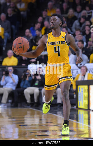 Wichita, Kansas, USA. 05 Mär, 2019. Wichita Zustand Shockers guard Samajae Haynes-Jones (4) übernimmt den Ball während der NCAA Basketball Spiel zwischen der ECU-Piraten und die Wichita State Shockers an Charles Koch Arena in Wichita, Kansas. Kendall Shaw/CSM/Alamy leben Nachrichten Stockfoto