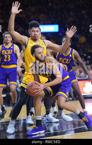 Wichita, Kansas, USA. 05 Mär, 2019. East Carolina Pirates guard Isaac Fleming (0) hebt seinen Dribbeln während der NCAA Basketball Spiel zwischen der ECU-Piraten und die Wichita State Shockers an Charles Koch Arena in Wichita, Kansas. Kendall Shaw/CSM/Alamy leben Nachrichten Stockfoto