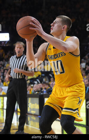 Wichita, Kansas, USA. 05 Mär, 2019. Wichita Zustand Shockers guard Erik Stevenson (10) sieht die Kugel während der NCAA Basketball Spiel zwischen der ECU-Piraten und die Wichita State Shockers an Charles Koch Arena in Wichita, Kansas zu schießen. Kendall Shaw/CSM/Alamy leben Nachrichten Stockfoto