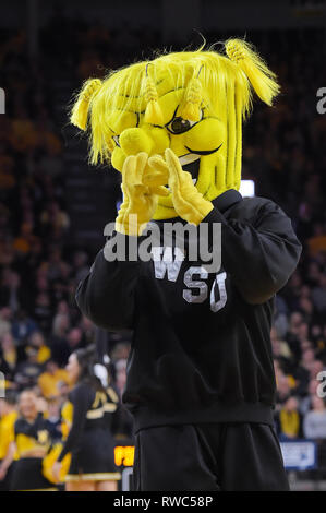 Wichita, Kansas, USA. 05 Mär, 2019. Die Wichita Zustand Shockers Maskottchen WuShok Staus zu der Musik mit seinem air Trompete während der NCAA Basketball Spiel zwischen der ECU-Piraten und die Wichita State Shockers an Charles Koch Arena in Wichita, Kansas. Kendall Shaw/CSM/Alamy leben Nachrichten Stockfoto