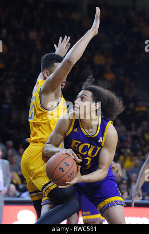 Wichita, Kansas, USA. 05 Mär, 2019. East Carolina Pirates vorwärts Rico Quinton (23) sieht zu zählen während der NCAA Basketball Spiel zwischen der ECU-Piraten und die Wichita State Shockers an Charles Koch Arena in Wichita, Kansas. Kendall Shaw/CSM/Alamy leben Nachrichten Stockfoto