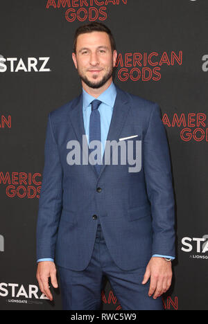 Los Angeles, Ca, USA. 5 Mär, 2019. Pablo Schreiber, bei der Premiere der Saison STARZ "American Gods" 2 Am Theater im Ace Hotel in Los Angeles, Kalifornien am März 5, 2019. Credit: Faye Sadou/Medien Punch/Alamy leben Nachrichten Stockfoto