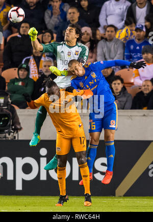 Houston, Texas, USA. 05 Mär, 2019. Februar 26, 2019: UANL Tigres Torwart Nahuel Guzman (1) Punch speichert die Kugel als Houston Dynamo vorwärts Albertino Elis (17) und die UANL Tigres defender Jorge Torres (6) Versuchen Sie, während der CONCACAF Champions League Viertelfinale Spiel 18 Bein 1 zwischen den UANL Tigres und Houston Dynamo bei BBVA Compass Stadion in Houston, Texas UANL Tigres beat Houston Dynamo 2-0 zu Kopf. © Maria Lysaker/CSM. Credit: Cal Sport Media/Alamy leben Nachrichten Stockfoto