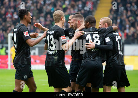 Frankfurt, Deutschland. 02 Mär, 2019. Frankfurt - die Spieler sind mit Torwart Ante REBIC (#4, F) (3. von rechts nach links) nach Ziel 1-0 zufrieden. Fußball, Eintracht Frankfurt (M) - TSG 1899 Hoffenheim (Hof) 3:2 1. Fussballbundesliga, 24. Spieltag, Saison 2018/2019, am 02/03/2019 in Frankfurt/COMMERZBANKARENA/Deutschland. Anmerkung der Redaktion: DFL Regelungen die Verwendung von Fotografien als Bildsequenzen und/oder quasi-Video zu verbieten. € | Nutzung der weltweiten Kredit: dpa/Alamy leben Nachrichten Stockfoto