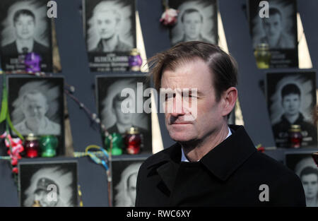 Kiew, Ukraine. 6 Mär, 2019. Unter Staatssekretär für politische Angelegenheiten, DAVID HALE besucht die Gedenkstätte für Maidan Aktivisten der "Helden der Himmlischen Hundert', die auf dem Maidan während Protesten gegen die Regierung im Jahr 2014 getötet wurden, in der Nähe der Platz der Unabhängigkeit in Kiew, Ukraine, 06. März 2019. Der Staatssekretär David Hale Besuche der Ukraine am März 5-7 mit hochrangigen ukrainischen Beamten und Politiker zu treffen US-Unterstützung für die Souveränität und territoriale Integrität der Ukraine zu bekräftigen und das anhaltende Aggression in der Ukraine, einschließlich der am 25. November Kertsch att verurteilen Stockfoto