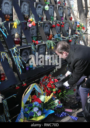 Kiew, Ukraine. 6 Mär, 2019. Unter Staatssekretär für politische Angelegenheiten, DAVID HALE legt Blumen an der Gedenkstätte für Maidan Aktivisten betitelte die "Helden der Himmlischen Hundert', die auf dem Maidan während Protesten gegen die Regierung im Jahr 2014 getötet wurden, in der Nähe der Platz der Unabhängigkeit in Kiew, Ukraine, 06. März 2019. Der Staatssekretär David Hale Besuche der Ukraine am März 5-7 mit hochrangigen ukrainischen Beamten und Politiker zu treffen US-Unterstützung für die Souveränität und territoriale Integrität der Ukraine zu bekräftigen und das anhaltende Aggression in der Ukraine, einschließlich der am 25. November verurteilen Stockfoto