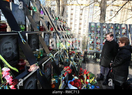 Kiew, Ukraine. 6 Mär, 2019. Unter Staatssekretär für politische Angelegenheiten, DAVID HALE (L) und der US-Botschafter in der Ukraine MARIE YOVANOVITCH (R) Besuchen Sie die Gedenkstätte für Maidan Aktivisten der "Helden der Himmlischen Hundert', die auf dem Maidan während Protesten gegen die Regierung im Jahr 2014 getötet wurden, in der Nähe der Platz der Unabhängigkeit in Kiew, Ukraine, 06. März 2019. Der Staatssekretär David Hale Besuche der Ukraine am März 5-7 mit hochrangigen ukrainischen Beamten und Politiker zu treffen US-Unterstützung für die Souveränität und territoriale Integrität der Ukraine zu bekräftigen und zu verurteilen Russlands weiter ag Stockfoto