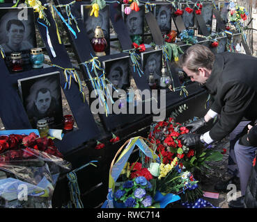Kiew, Ukraine. 6 Mär, 2019. Unter Staatssekretär für politische Angelegenheiten, DAVID HALE legt Blumen an der Gedenkstätte für Maidan Aktivisten betitelte die "Helden der Himmlischen Hundert', die auf dem Maidan während Protesten gegen die Regierung im Jahr 2014 getötet wurden, in der Nähe der Platz der Unabhängigkeit in Kiew, Ukraine, 06. März 2019. Der Staatssekretär David Hale Besuche der Ukraine am März 5-7 mit hochrangigen ukrainischen Beamten und Politiker zu treffen US-Unterstützung für die Souveränität und territoriale Integrität der Ukraine zu bekräftigen und das anhaltende Aggression in der Ukraine, einschließlich der am 25. November verurteilen Stockfoto