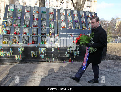 Kiew, Ukraine. 6 Mär, 2019. Unter Staatssekretär für politische Angelegenheiten, DAVID HALE legt Blumen an der Gedenkstätte für Maidan Aktivisten betitelte die "Helden der Himmlischen Hundert', die auf dem Maidan während Protesten gegen die Regierung im Jahr 2014 getötet wurden, in der Nähe der Platz der Unabhängigkeit in Kiew, Ukraine, 06. März 2019. Der Staatssekretär David Hale Besuche der Ukraine am März 5-7 mit hochrangigen ukrainischen Beamten und Politiker zu treffen US-Unterstützung für die Souveränität und territoriale Integrität der Ukraine zu bekräftigen und das anhaltende Aggression in der Ukraine, einschließlich der am 25. November verurteilen Stockfoto