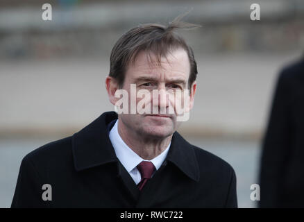 Kiew, Ukraine. 6 Mär, 2019. Unter Staatssekretär für politische Angelegenheiten, DAVID HALE besucht die Gedenkstätte für Maidan Aktivisten der "Helden der Himmlischen Hundert', die auf dem Maidan während Protesten gegen die Regierung im Jahr 2014 getötet wurden, in der Nähe der Platz der Unabhängigkeit in Kiew, Ukraine, 06. März 2019. Der Staatssekretär David Hale Besuche der Ukraine am März 5-7 mit hochrangigen ukrainischen Beamten und Politiker zu treffen US-Unterstützung für die Souveränität und territoriale Integrität der Ukraine zu bekräftigen und das anhaltende Aggression in der Ukraine, einschließlich der am 25. November Kertsch att verurteilen Stockfoto