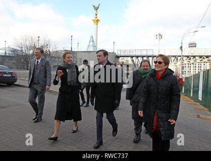Kiew, Ukraine. 6 Mär, 2019. Unter Staatssekretär für politische Angelegenheiten, DAVID HALE (C) besucht die Gedenkstätte für Maidan Aktivisten der "Helden der Himmlischen Hundert', die auf dem Maidan während Protesten gegen die Regierung im Jahr 2014 getötet wurden, in der Nähe der Platz der Unabhängigkeit in Kiew, Ukraine, 06. März 2019. Der Staatssekretär David Hale Besuche der Ukraine am März 5-7 mit hochrangigen ukrainischen Beamten und Politiker zu treffen US-Unterstützung für die Souveränität und territoriale Integrität der Ukraine zu bekräftigen und das anhaltende Aggression in der Ukraine, einschließlich der am 25. November Kertsch verurteilen Stockfoto