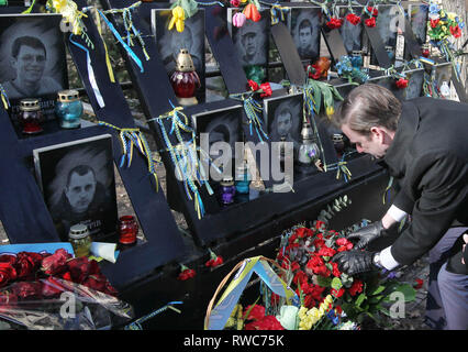 Kiew, Ukraine. 6 Mär, 2019. Unter Staatssekretär für politische Angelegenheiten, DAVID HALE legt Blumen an der Gedenkstätte für Maidan Aktivisten betitelte die "Helden der Himmlischen Hundert', die auf dem Maidan während Protesten gegen die Regierung im Jahr 2014 getötet wurden, in der Nähe der Platz der Unabhängigkeit in Kiew, Ukraine, 06. März 2019. Der Staatssekretär David Hale Besuche der Ukraine am März 5-7 mit hochrangigen ukrainischen Beamten und Politiker zu treffen US-Unterstützung für die Souveränität und territoriale Integrität der Ukraine zu bekräftigen und das anhaltende Aggression in der Ukraine, einschließlich der am 25. November verurteilen Stockfoto