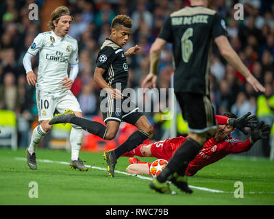 5. März 2019 in Madrid, Spanien Fussball Real Madrid v AFC Ajax Champions League 2018-2019 David Neres von Ajax Kerben 0-2 Luka Modric von Real Madrid, David Neres von Ajax, Keeper Thibaut Courtois von Real Madrid Stockfoto