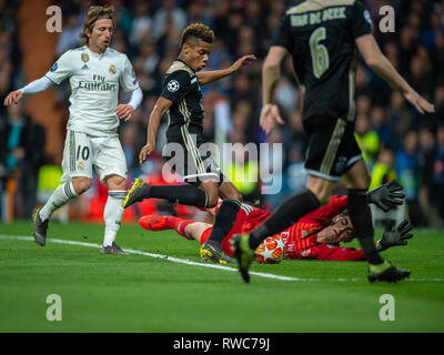 5. März 2019 in Madrid, Spanien Fussball Real Madrid v AFC Ajax Champions League 2018-2019 David Neres von Ajax Kerben 0-2 Luka Modric von Real Madrid, David Neres von Ajax, Keeper Thibaut Courtois von Real Madrid Stockfoto