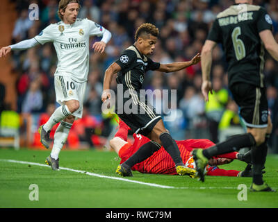 5. März 2019 in Madrid, Spanien Fussball Real Madrid v AFC Ajax Champions League 2018-2019 David Neres von Ajax Kerben 0-2 Luka Modric von Real Madrid, David Neres von Ajax, Keeper Thibaut Courtois von Real Madrid Stockfoto