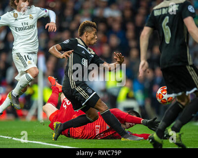 5. März 2019 in Madrid, Spanien Fussball Real Madrid v AFC Ajax Champions League 2018-2019 David Neres von Ajax Kerben 0-2 Luka Modric von Real Madrid, David Neres von Ajax, Keeper Thibaut Courtois von Real Madrid Stockfoto