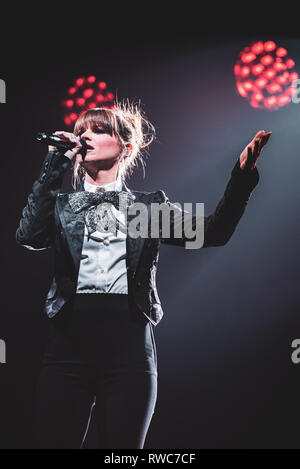 Turin, Italien. 5. März, 2019. Die italienische Sängerin Alessandra Amoroso live auf der Bühne für seinen ersten "10" Tour Konzert in Turin, am Pala Alpitour, vor der ausverkauften Veranstaltungsort. Credit: Alessandro Bosio/Alamy leben Nachrichten Stockfoto