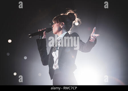 Turin, Italien. 5. März, 2019. Die italienische Sängerin Alessandra Amoroso live auf der Bühne für seinen ersten "10" Tour Konzert in Turin, am Pala Alpitour, vor der ausverkauften Veranstaltungsort. Credit: Alessandro Bosio/Alamy leben Nachrichten Stockfoto