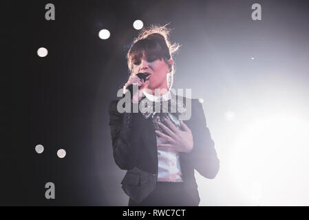 Turin, Italien. 5. März, 2019. Die italienische Sängerin Alessandra Amoroso live auf der Bühne für seinen ersten "10" Tour Konzert in Turin, am Pala Alpitour, vor der ausverkauften Veranstaltungsort. Credit: Alessandro Bosio/Alamy leben Nachrichten Stockfoto