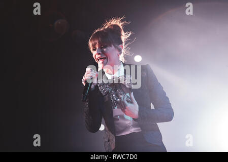 Turin, Italien. 5. März, 2019. Die italienische Sängerin Alessandra Amoroso live auf der Bühne für seinen ersten "10" Tour Konzert in Turin, am Pala Alpitour, vor der ausverkauften Veranstaltungsort. Credit: Alessandro Bosio/Alamy leben Nachrichten Stockfoto