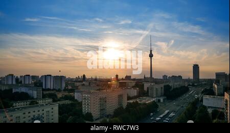 Eine Stadt Panorama aus Berlin mit Fernsehturm entlang der Karl-Marx-Allee mit großen Mehrfamilienhäusern am Ende eines schönen Spatsommertages. | Verwendung weltweit Stockfoto