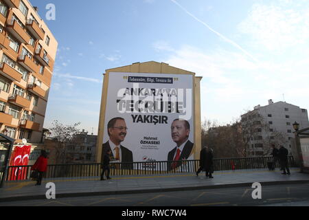 Ankara, Türkei 03,06,2019 der AK-Partei Präsident und der Präsident der Republik Türkei Recep Tayyip Erdogan (R) mit Ankara Bürgermeisterkandidat, Mehmet Ozhaseki's (L) große Wahlplakate scheinen auf den Straßen von Ankara. Stockfoto