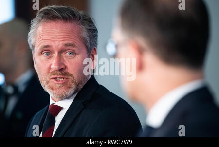 Berlin, Deutschland. 06 Mär, 2019. Heiko Maas (r, SPD), Außenminister, und Anders Samuelsen, Außenminister von Dänemark, der auf einer Pressekonferenz nach ihren Gesprächen im Auswärtigen Amt sprechen. Quelle: Bernd von Jutrczenka/dpa/Alamy leben Nachrichten Stockfoto